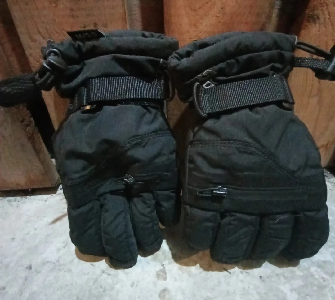 Kids Black Ski Gloves