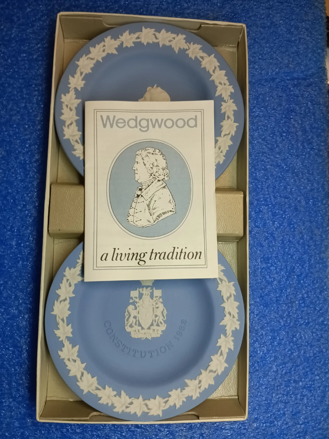 Wedgwood Canadian Constitution 1982 Pair of Compotiers - photo 3