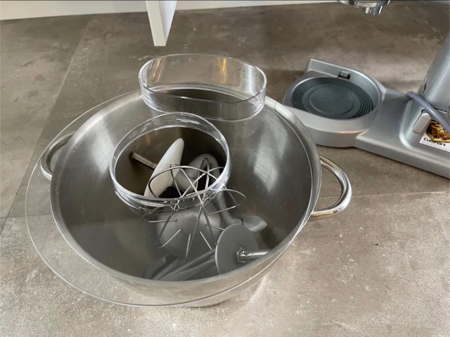 Cuisinart Stand Mixer - 5.5 quart + pasta + juicer attachments - photo 4