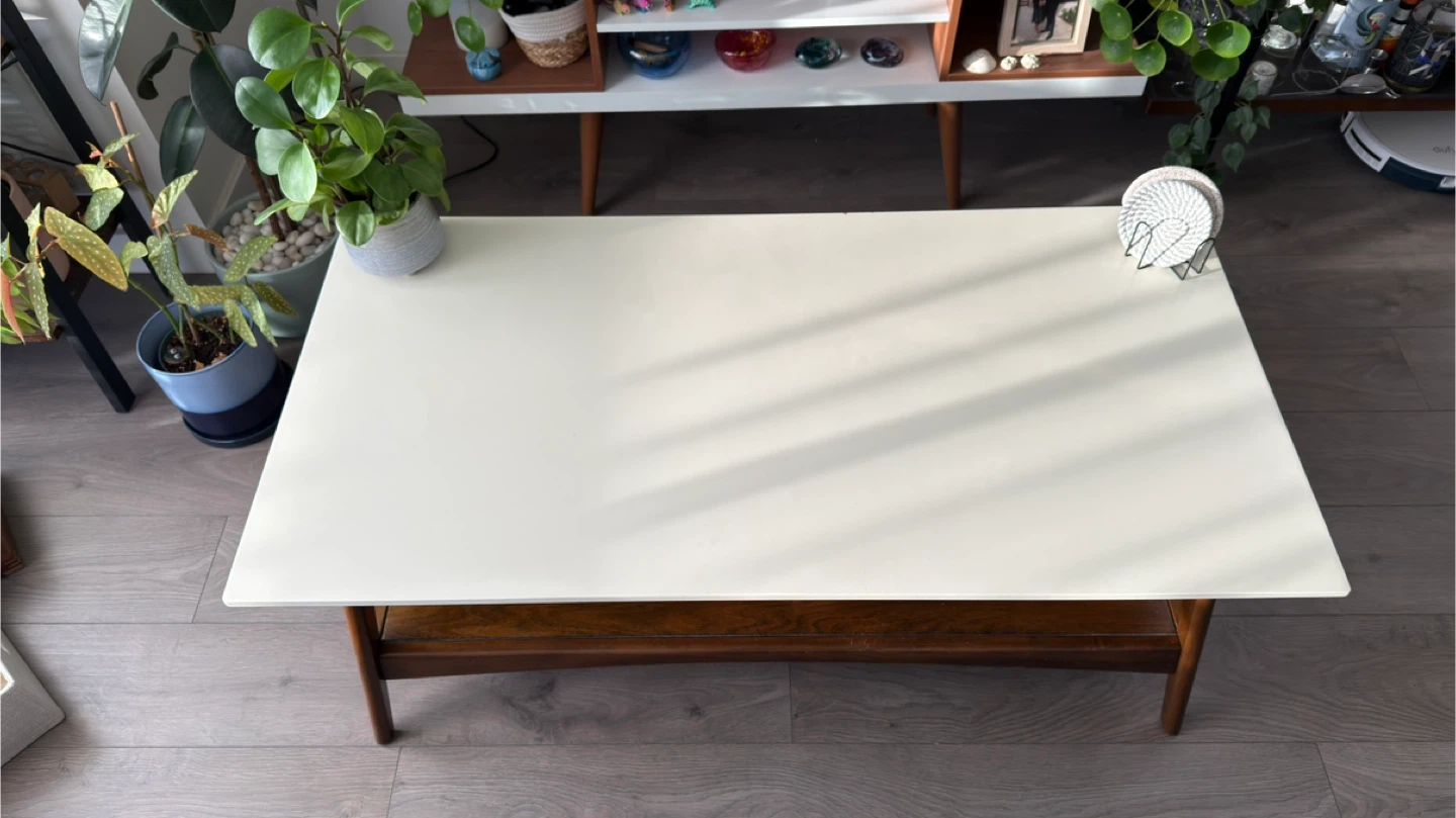 Coffee Table with Storage Shelf. Great Condition. - photo 3