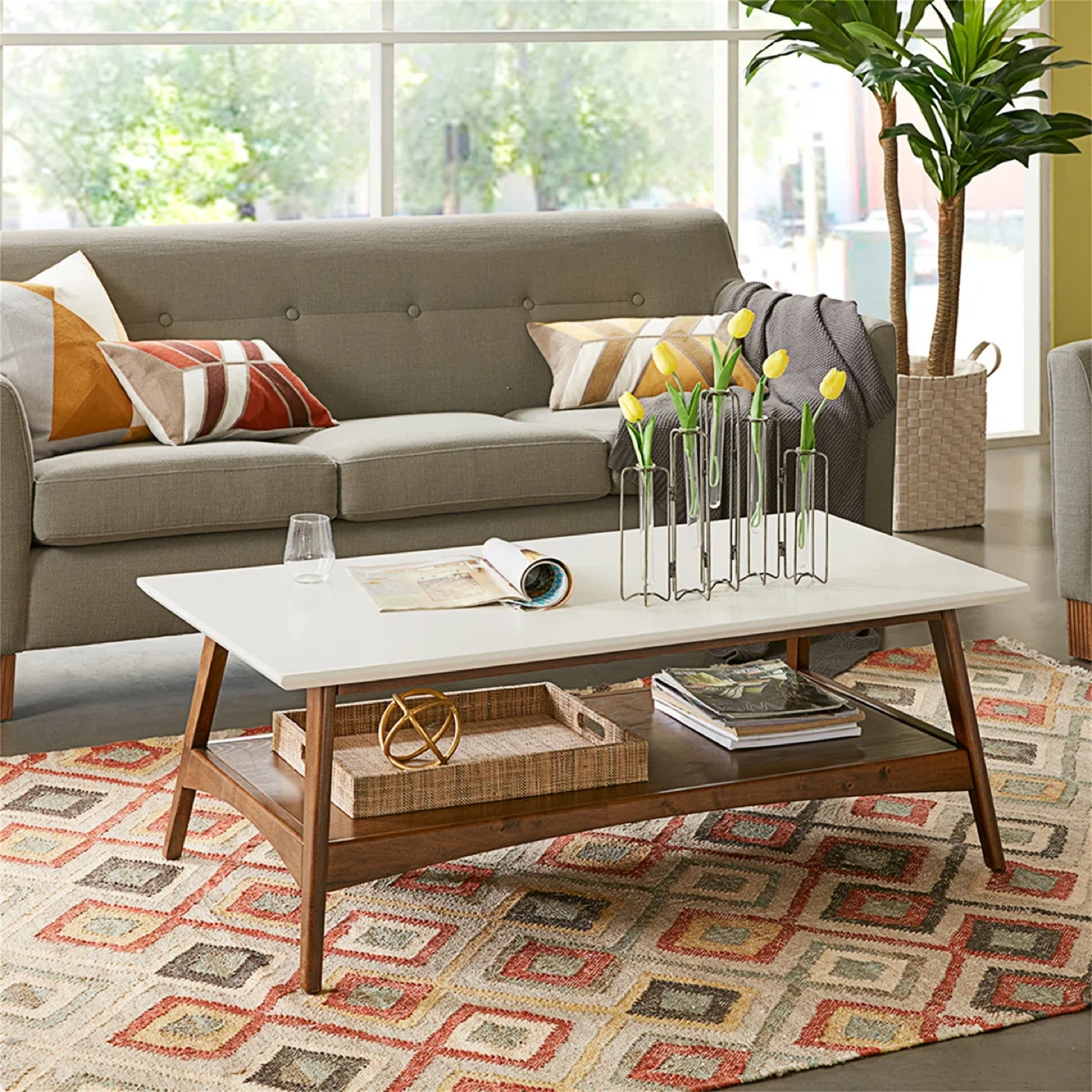 Coffee Table with Storage Shelf. Great Condition. - photo 2