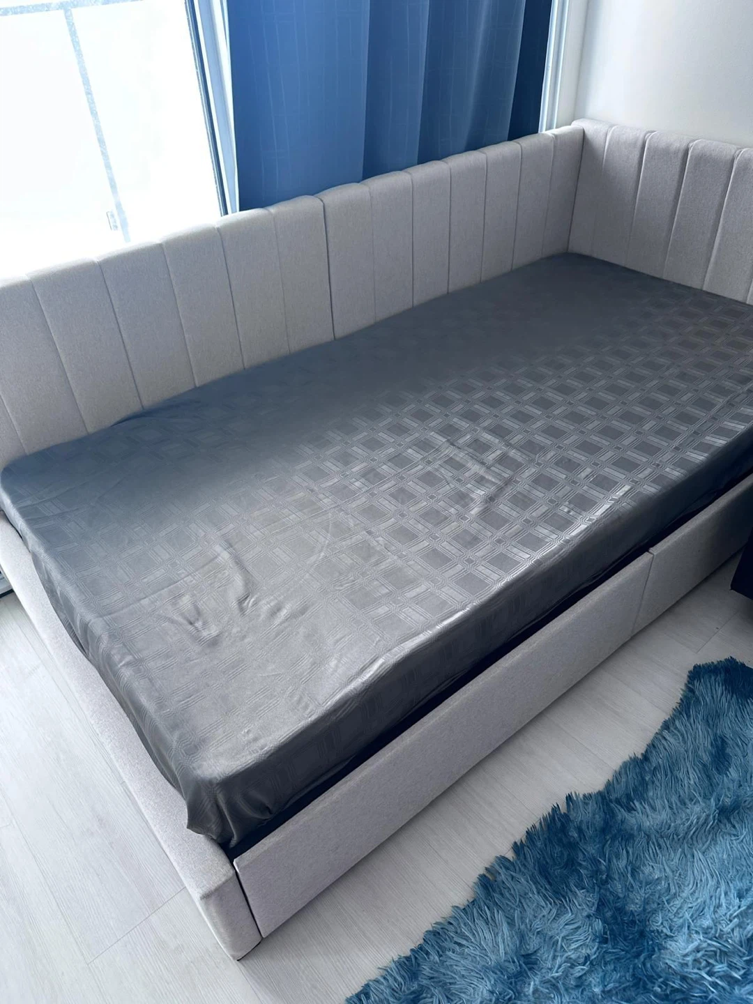 Black leather sofa, ikea daybed and coffee table - photo 4