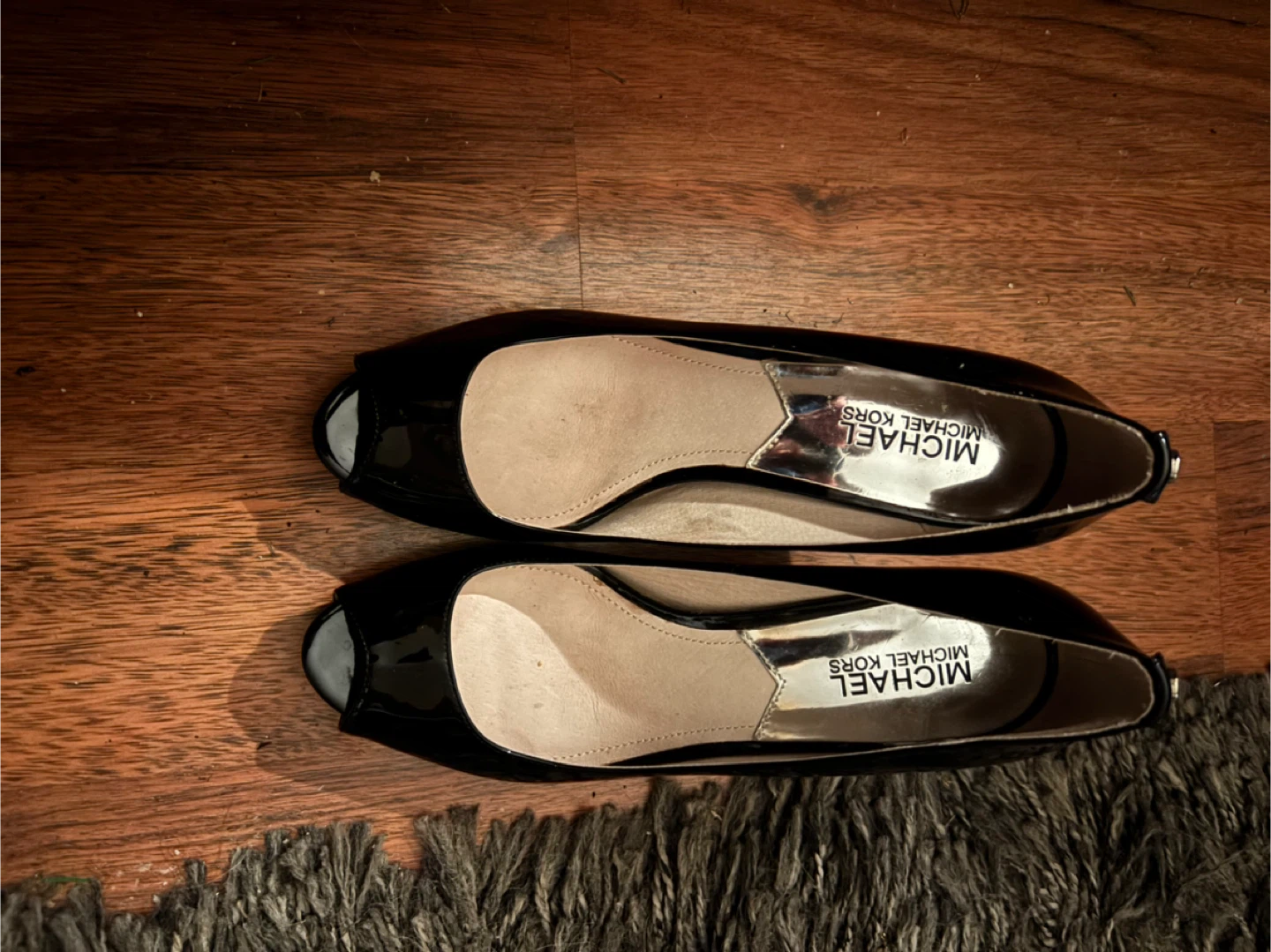 Michael Kors Black Patent Peep Toe Heels, size 7 - photo 4
