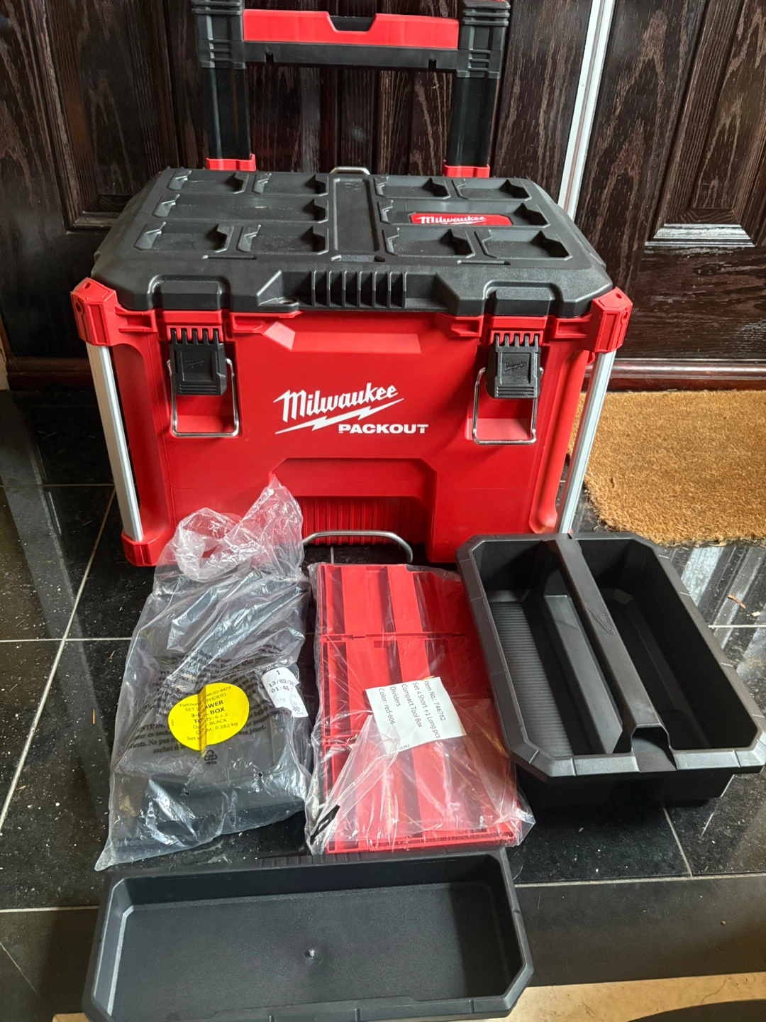 Unused Milwaukee PACKOUT 22 in. Rolling Tool Box for Storage - photo 4