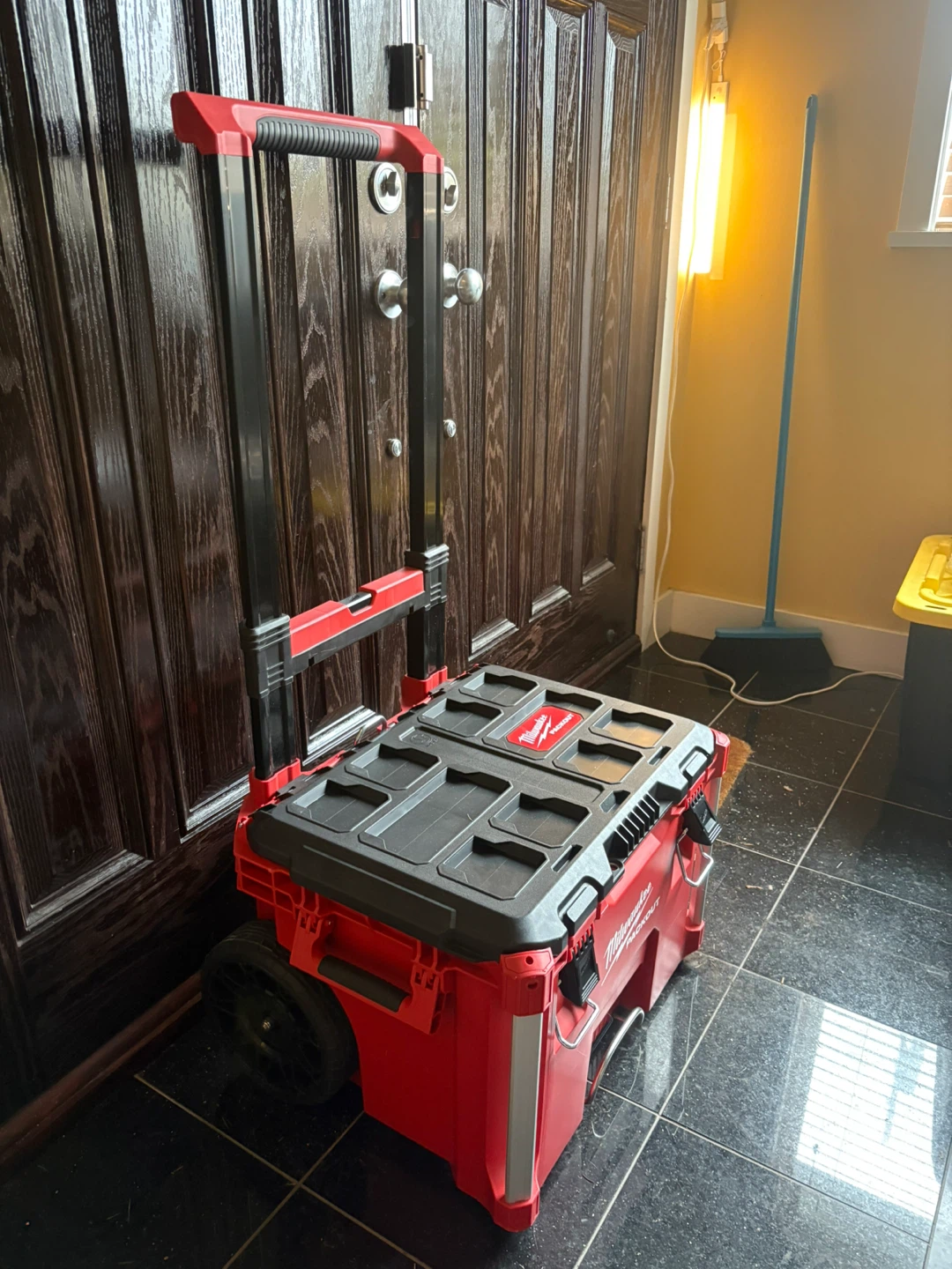 Unused Milwaukee PACKOUT 22 in. Rolling Tool Box for Storage - photo 2