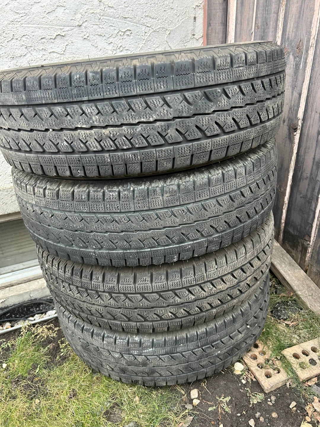 LT225/75R16 Bridgestone Blizzak - 2024