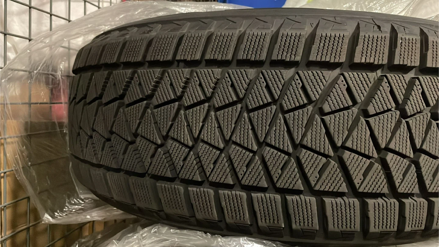 Bridgestone Blizzak DM-V2 Winter Tire 235/55R19 105T - photo 4