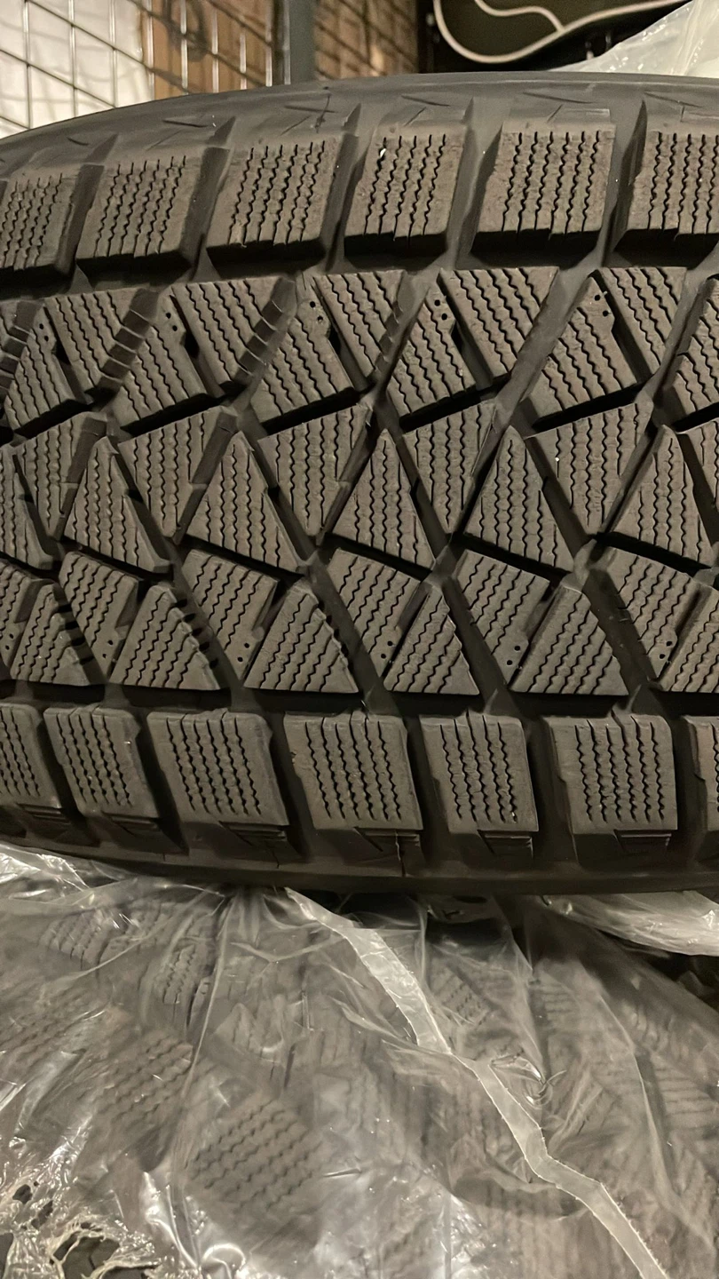 Bridgestone Blizzak DM-V2 Winter Tire 235/55R19 105T - photo 3