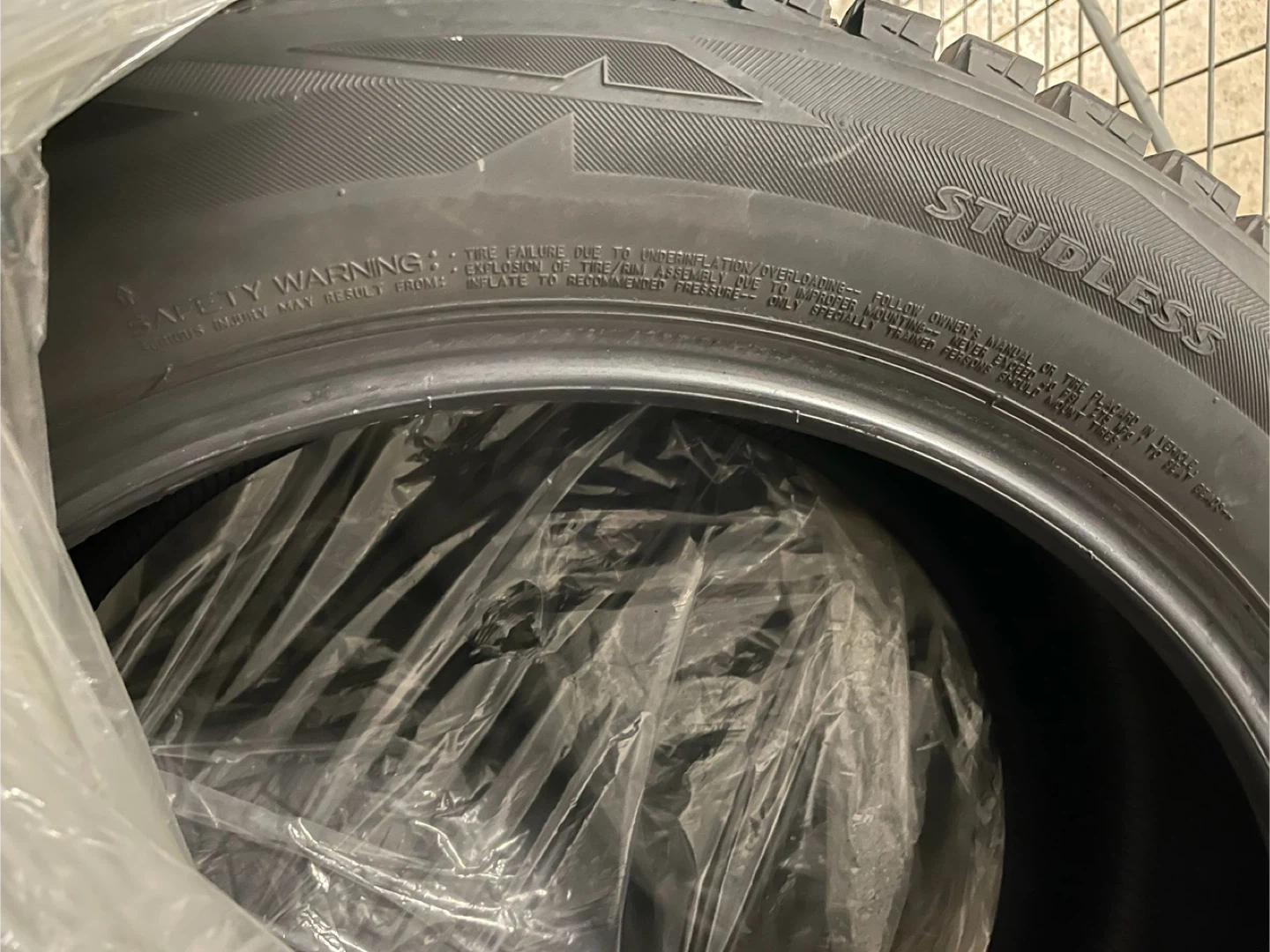 Bridgestone Blizzak DM-V2 Winter Tire 235/55R19 105T - photo 2