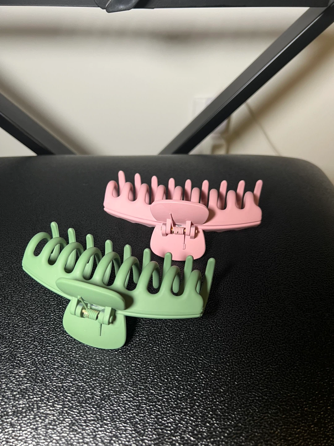 Set of 2 Matte Claw Clips - Green and Pink - photo 2
