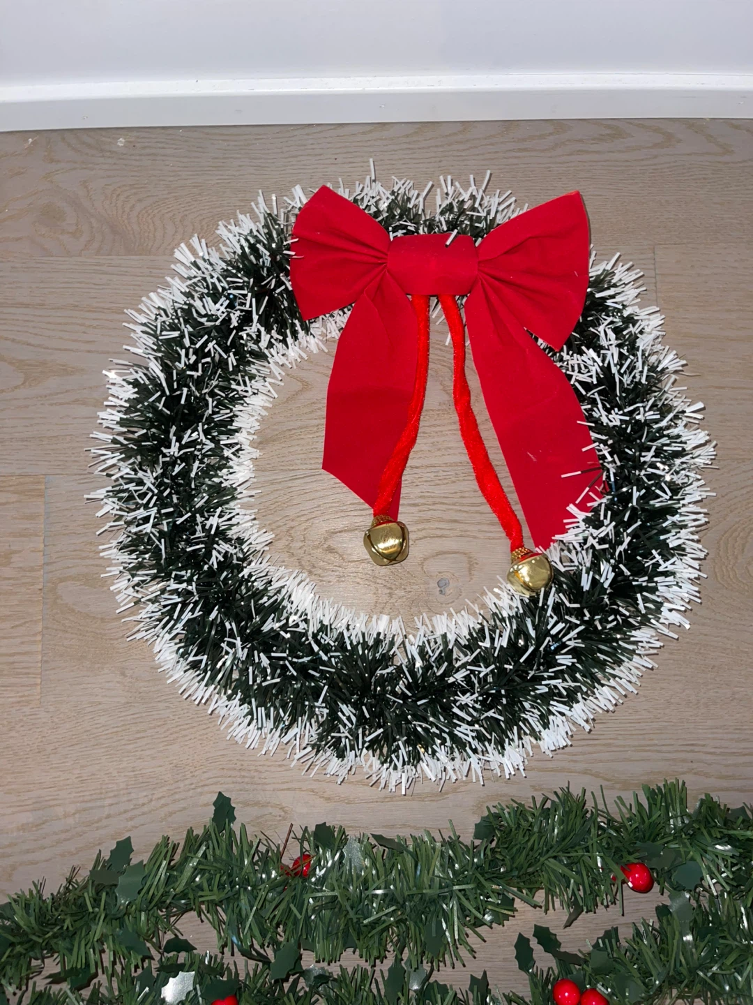 Box of Christmas decorations - photo 4