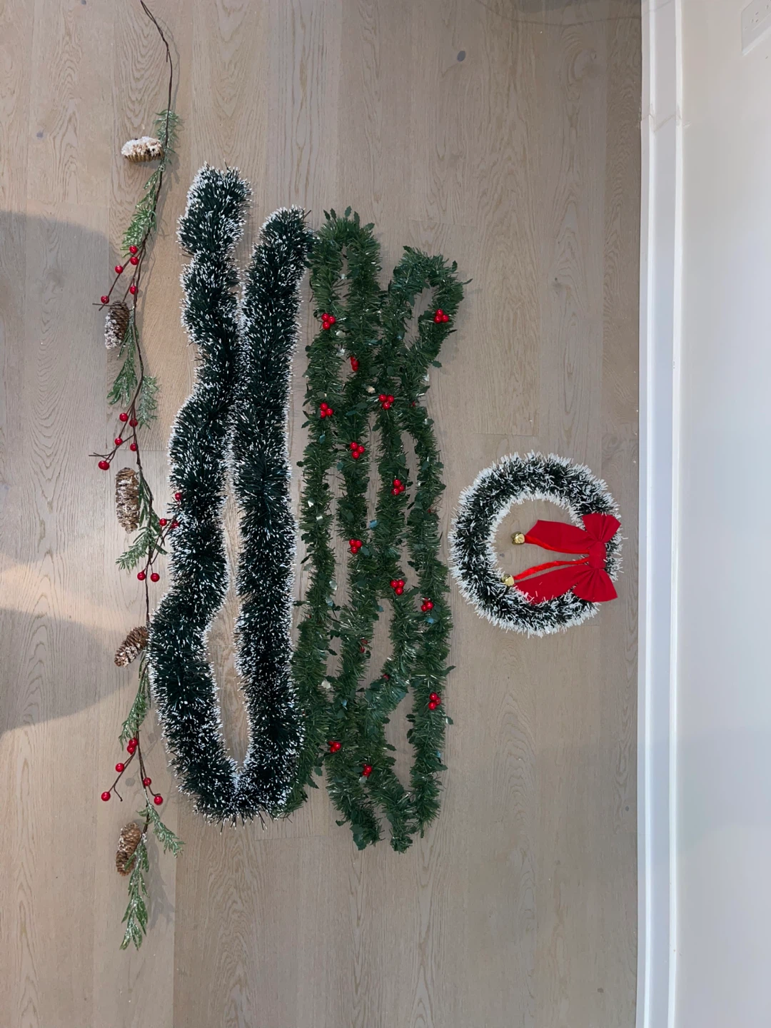 Box of Christmas decorations - photo 5