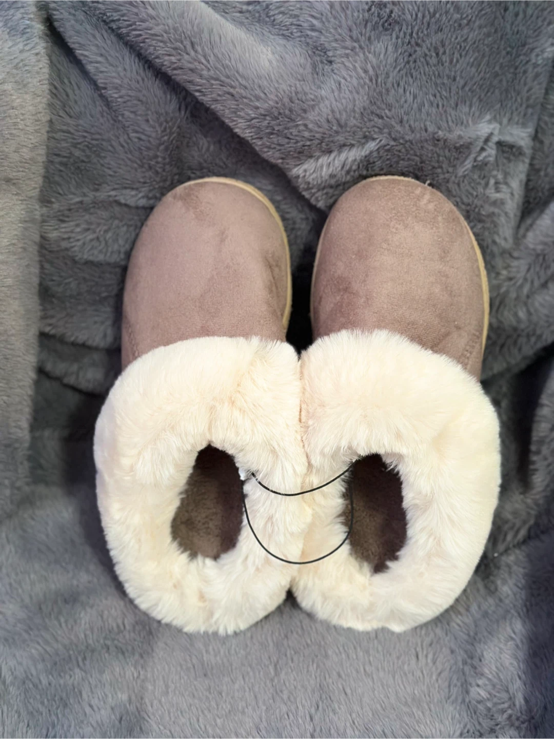 Isotoner Women's Slippers Size 6-7