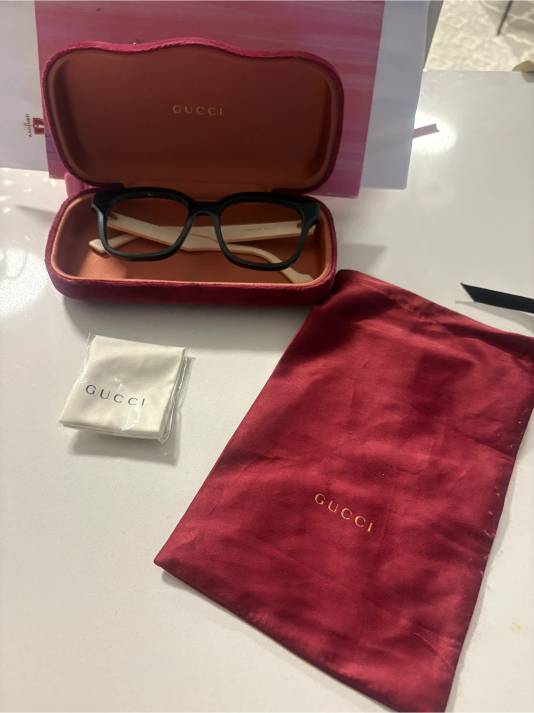 Monture Gucci avec étui et sac
