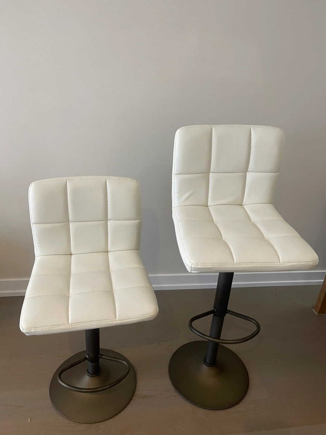 Set of 2x adjustable leather bar stools