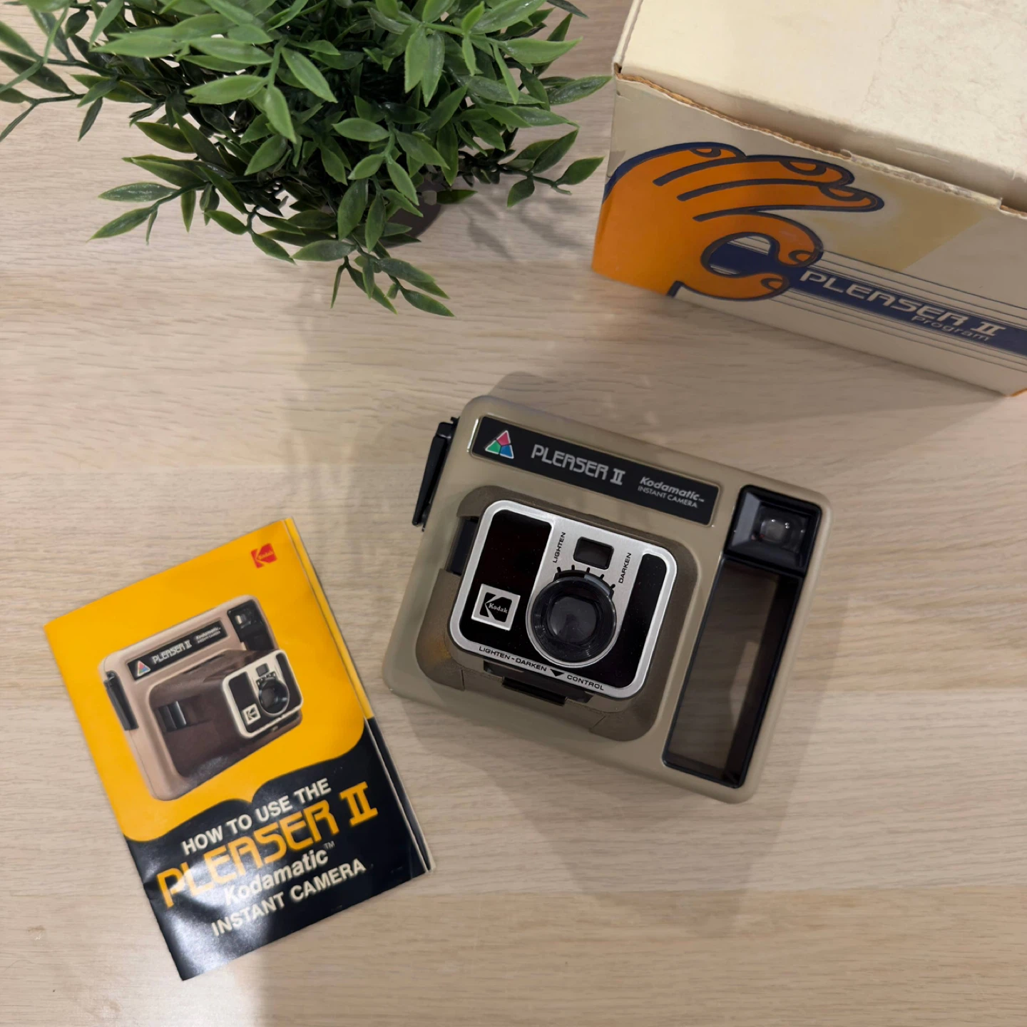 Kodak Pleaser II Kodamatic Instant Camera - photo 2