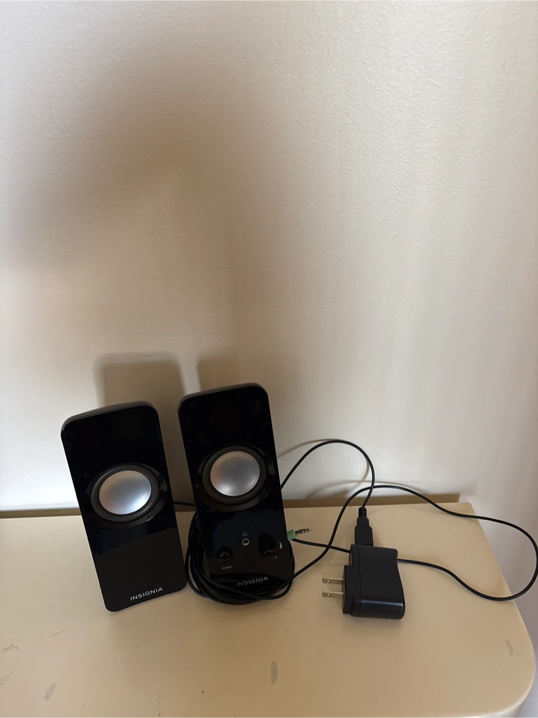 HP 2311xi Monitor and Insignia Speakers - photo 3