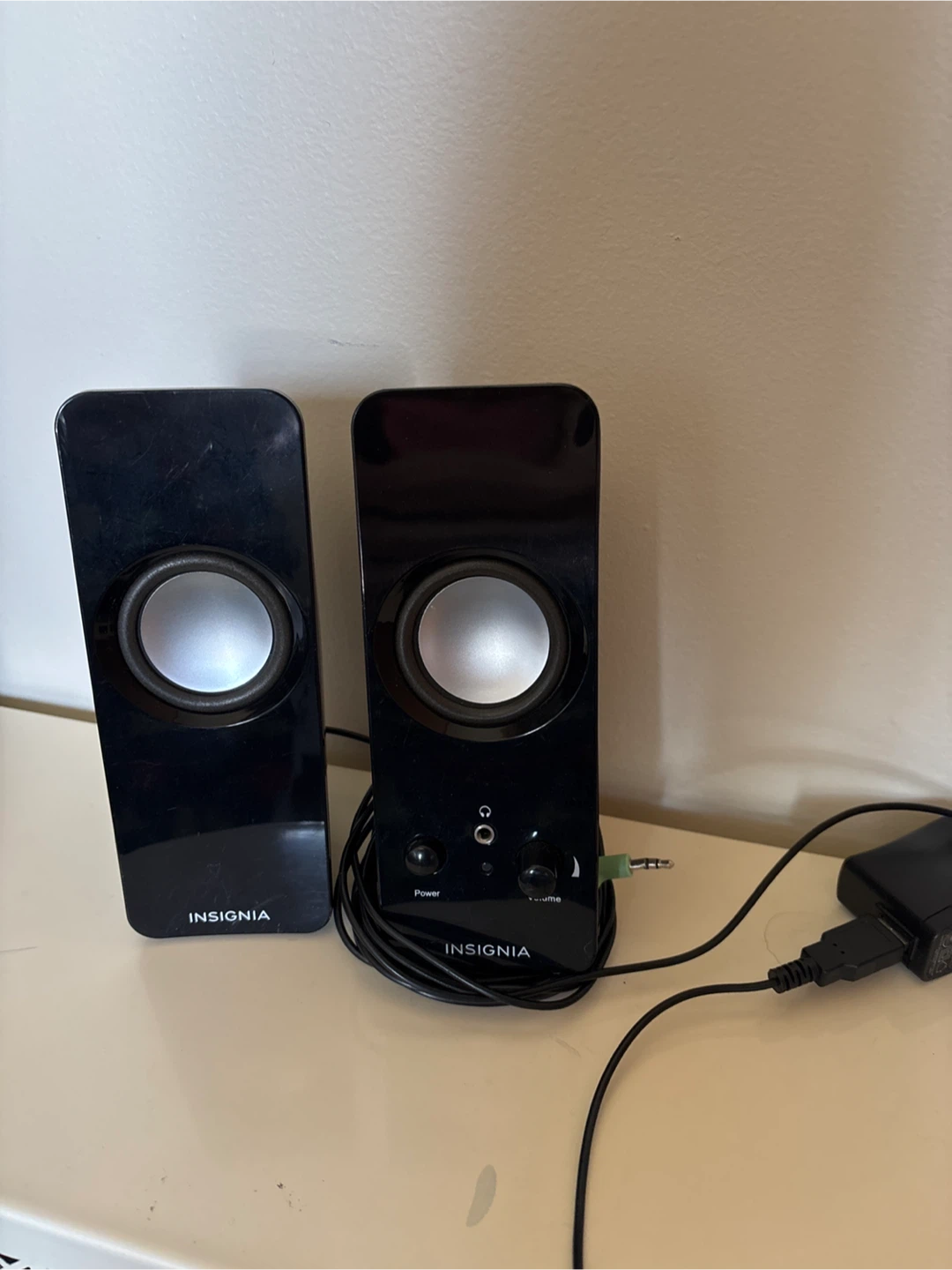 HP 2311xi Monitor and Insignia Speakers - photo 4