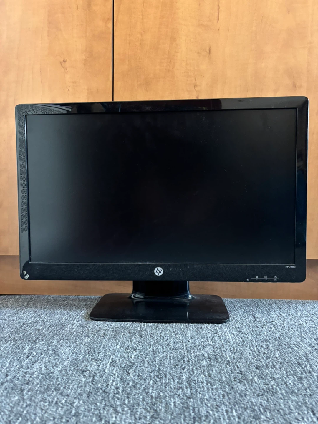 HP 2311xi Monitor and Insignia Speakers