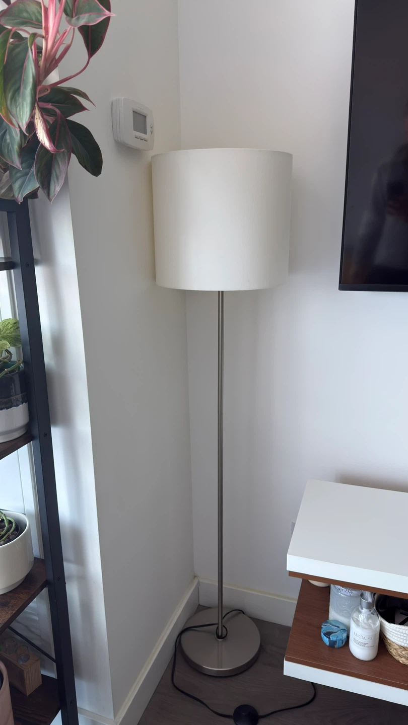 Modern Floor Lamp. Perfect Condition. - photo 2