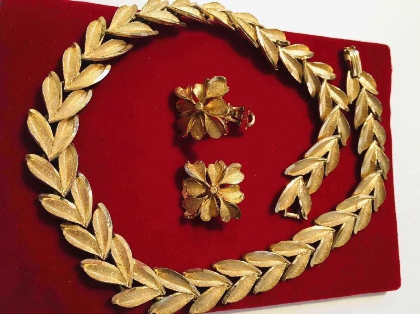 Vintage gold tone Leaf Necklace and Earring Set - photo 2