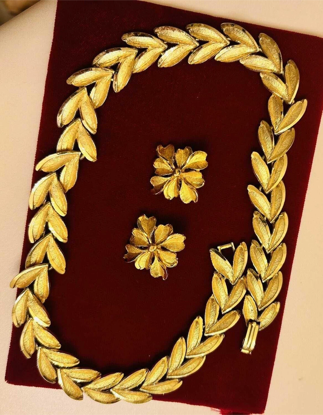Vintage gold tone Leaf Necklace and Earring Set