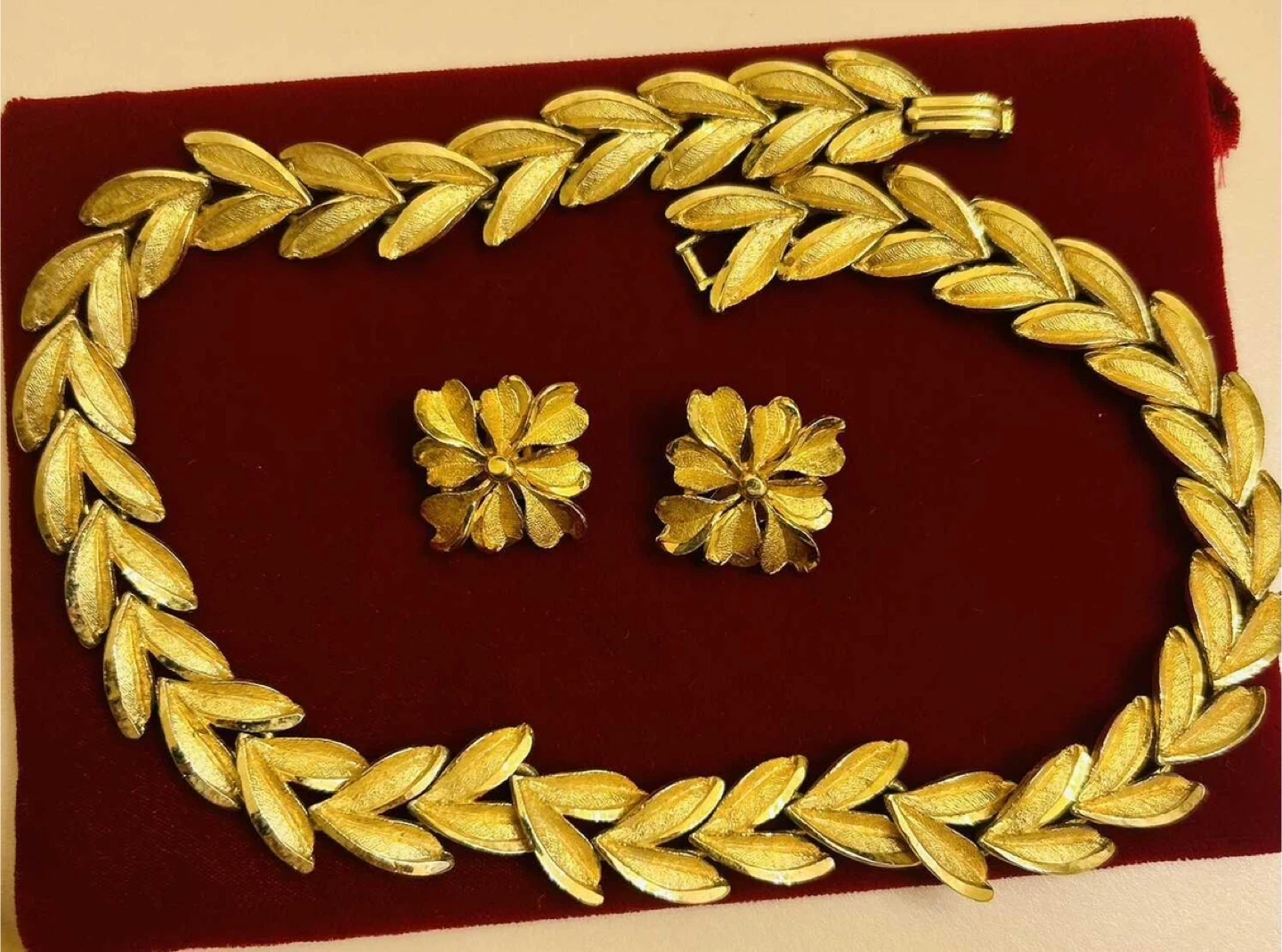 Vintage gold tone Leaf Necklace and Earring Set - photo 3