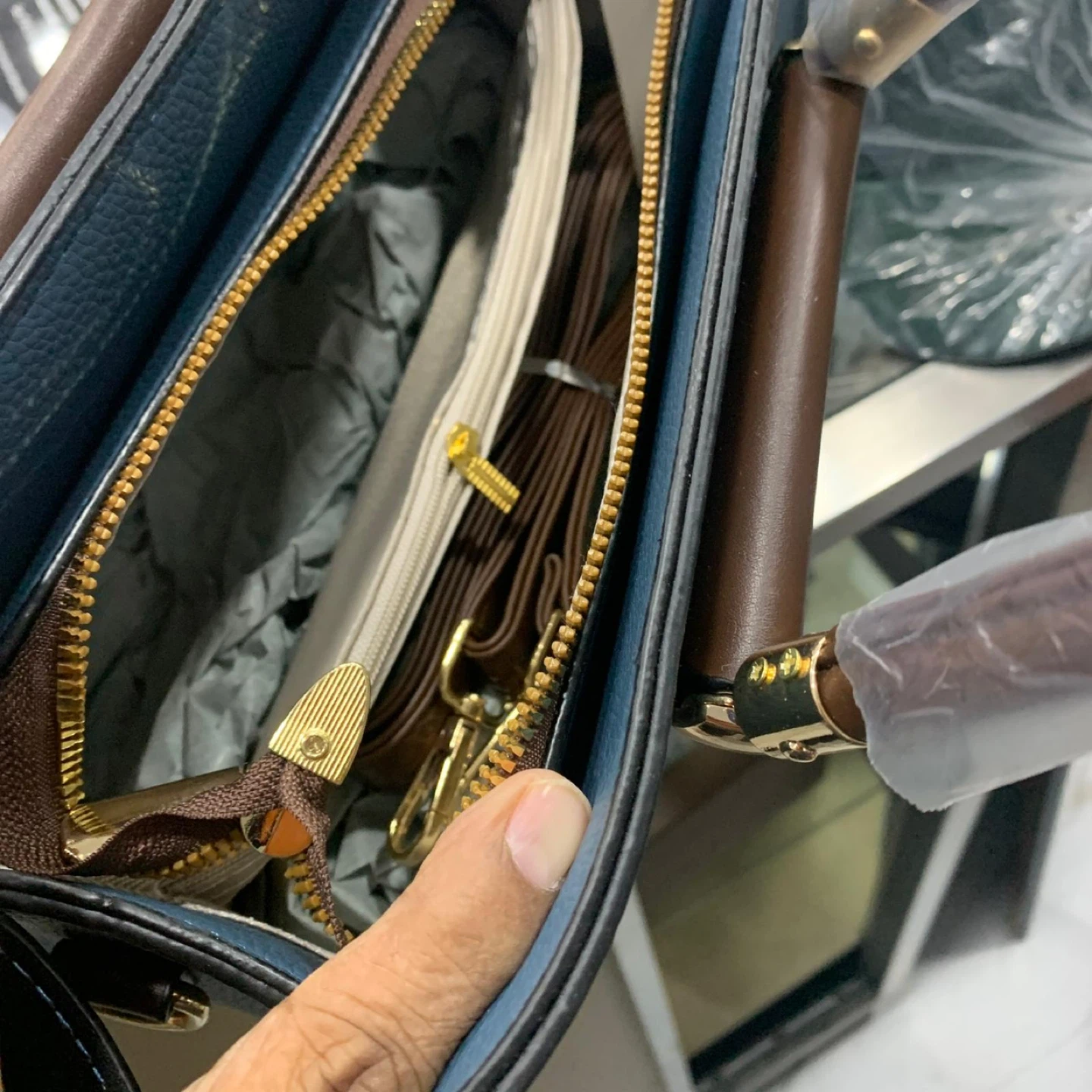 Elegant Two-Tone Handbag - Perfect Valentine's Gift - photo 5