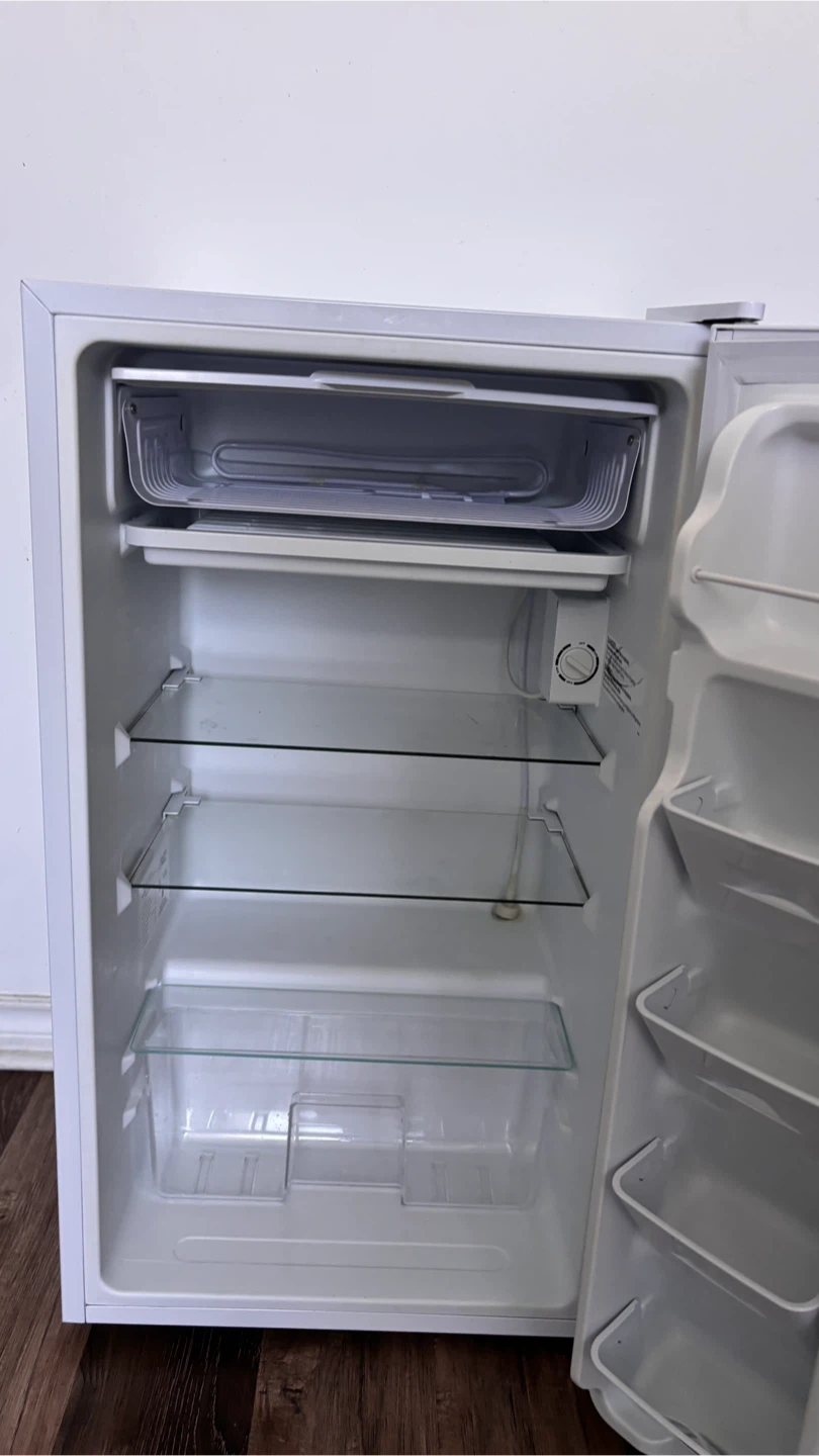 White Mini Fridge with freezer - photo 3