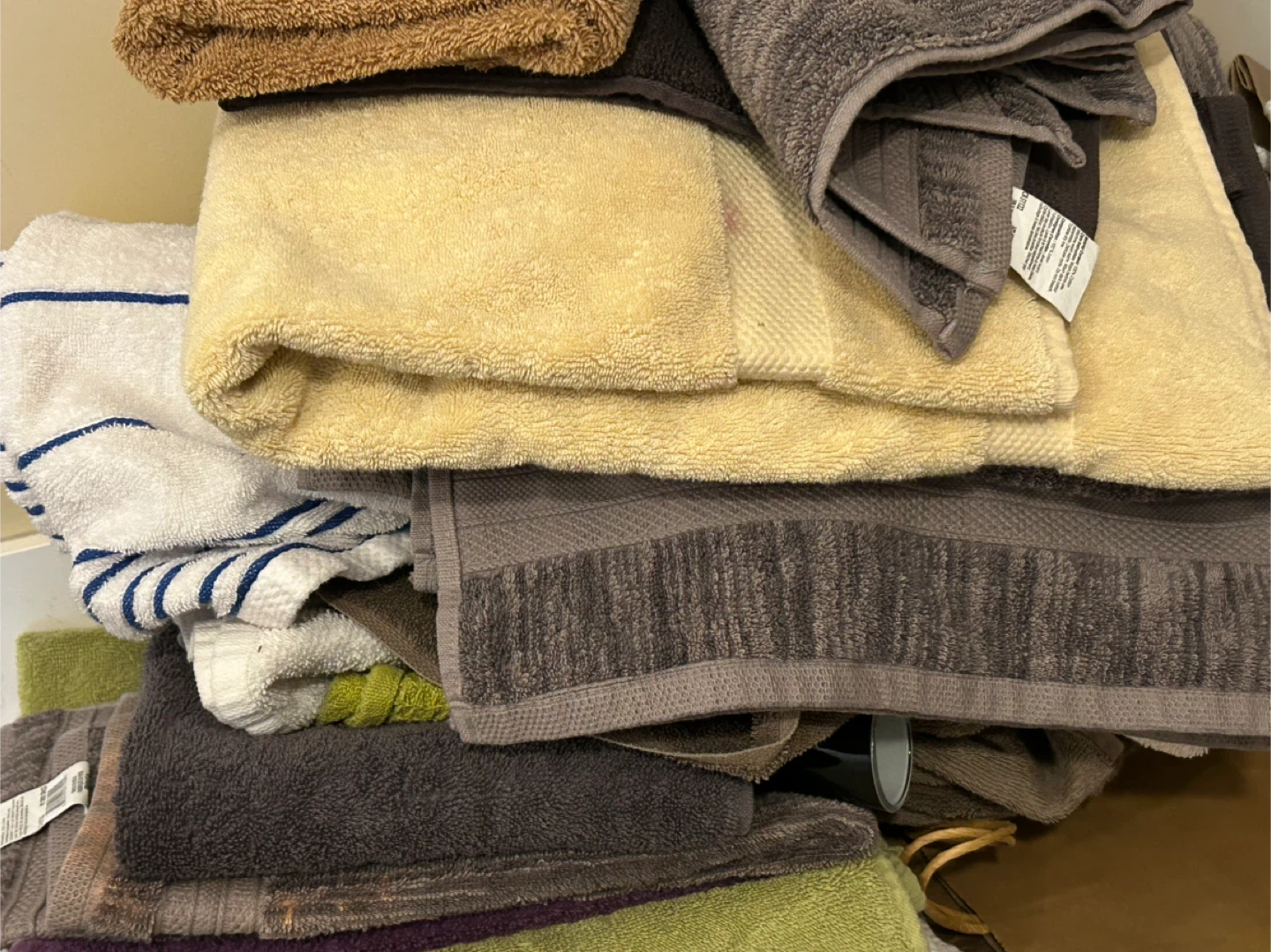 Bundle of assorted towels - photo 2