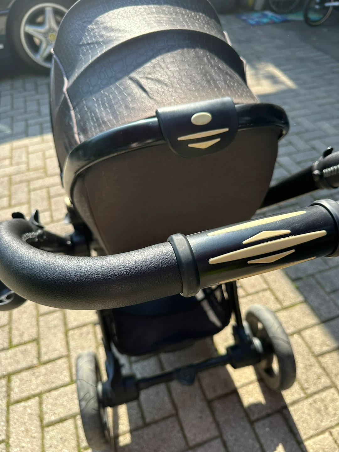 Egg stroller with grey liner and black frame - photo 4