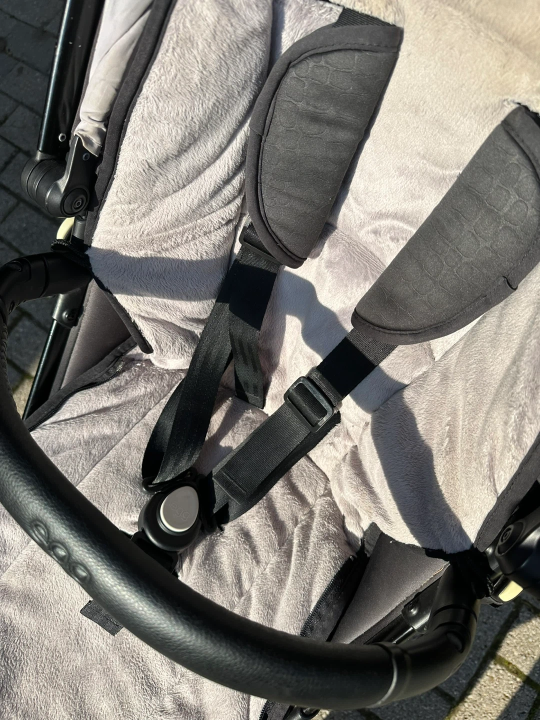 Egg stroller with grey liner and black frame - photo 3