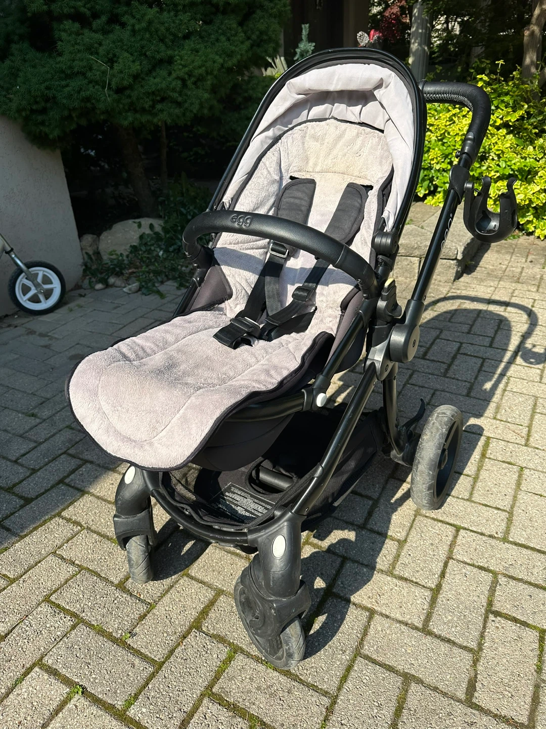 Egg stroller with grey liner and black frame