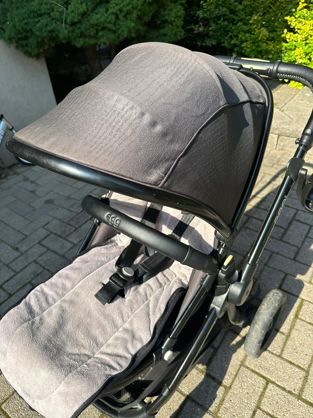 Egg stroller with grey liner and black frame - photo 2