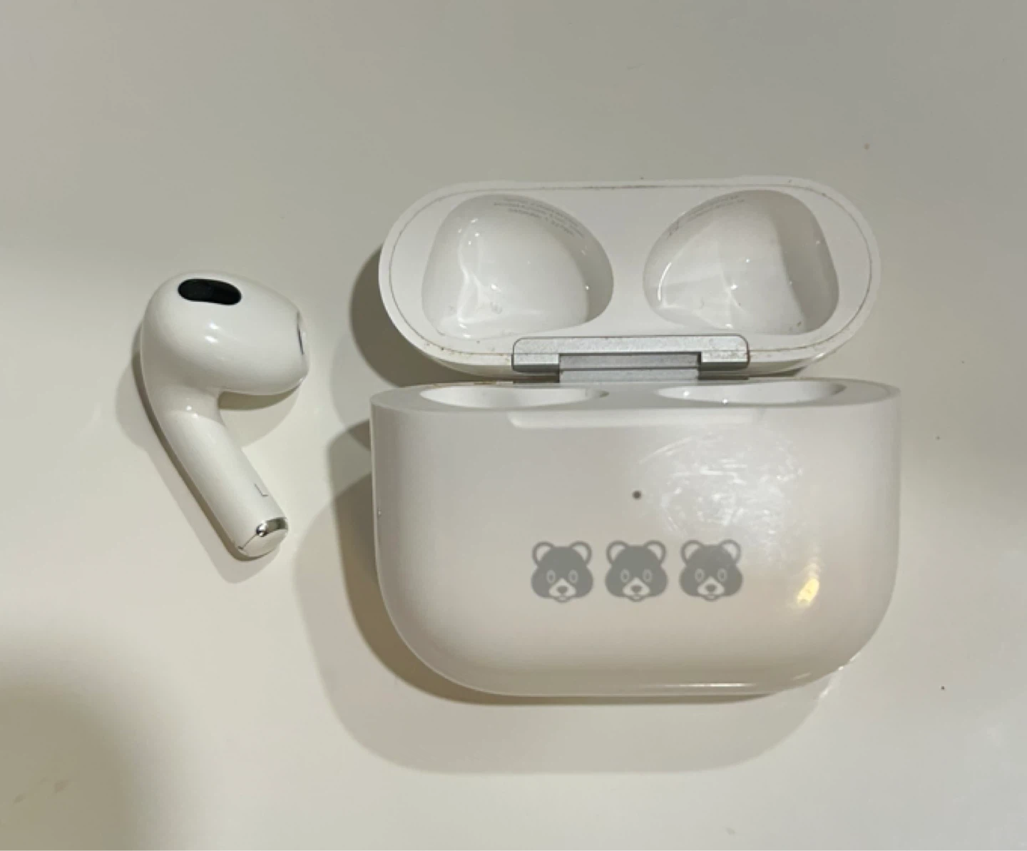 Left AirPods 3rd with charging case