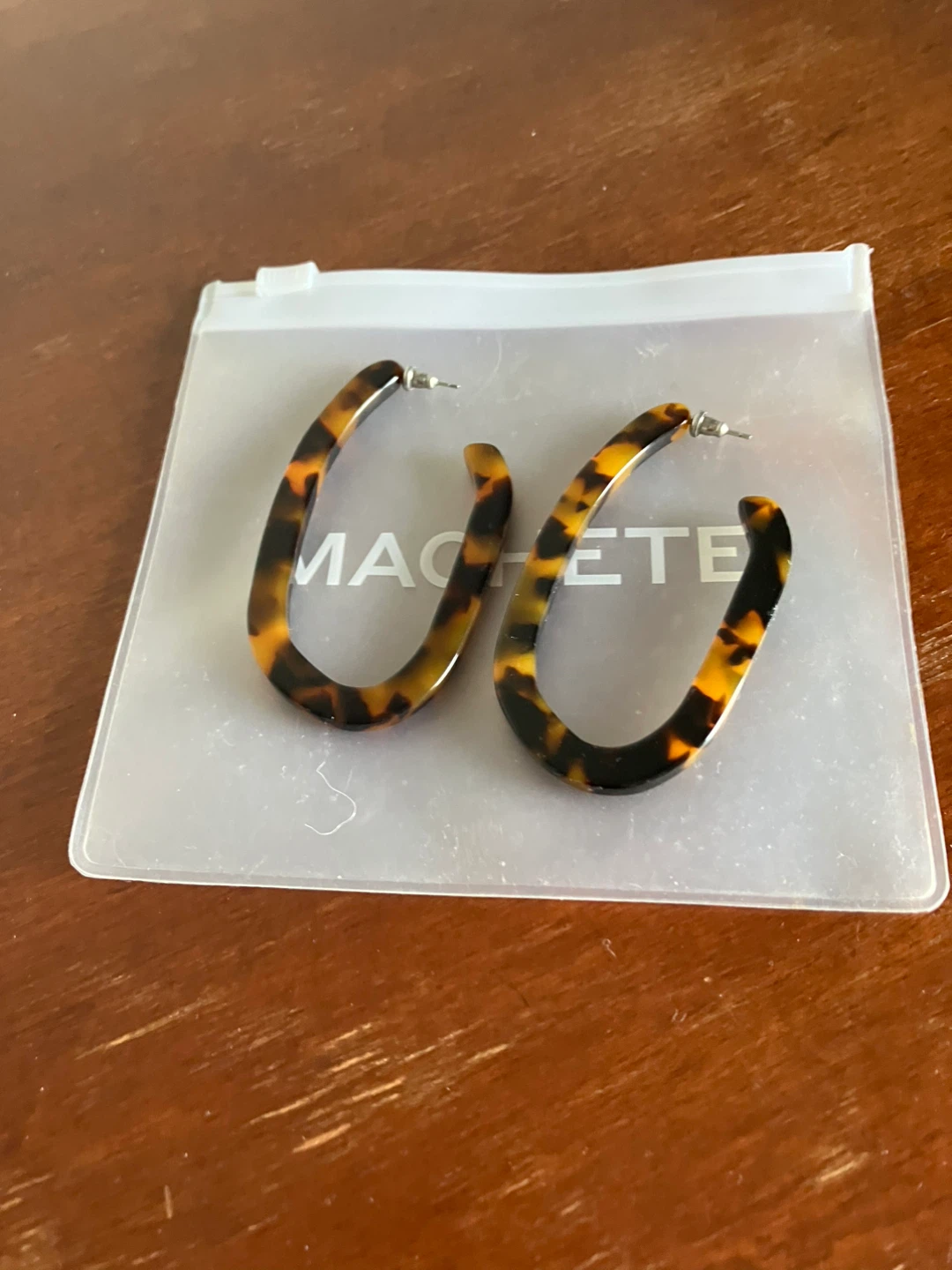 Machete Tortoise Shell Oval Hoop Earrings