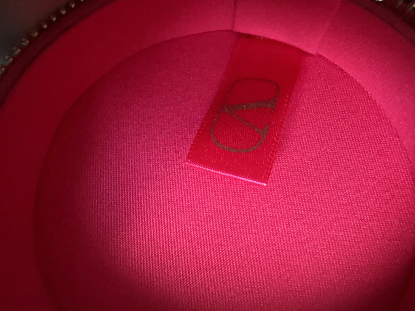 Valentino "V" Logo Pink "Go-Cushion" Round Cosmetic Case - photo 5