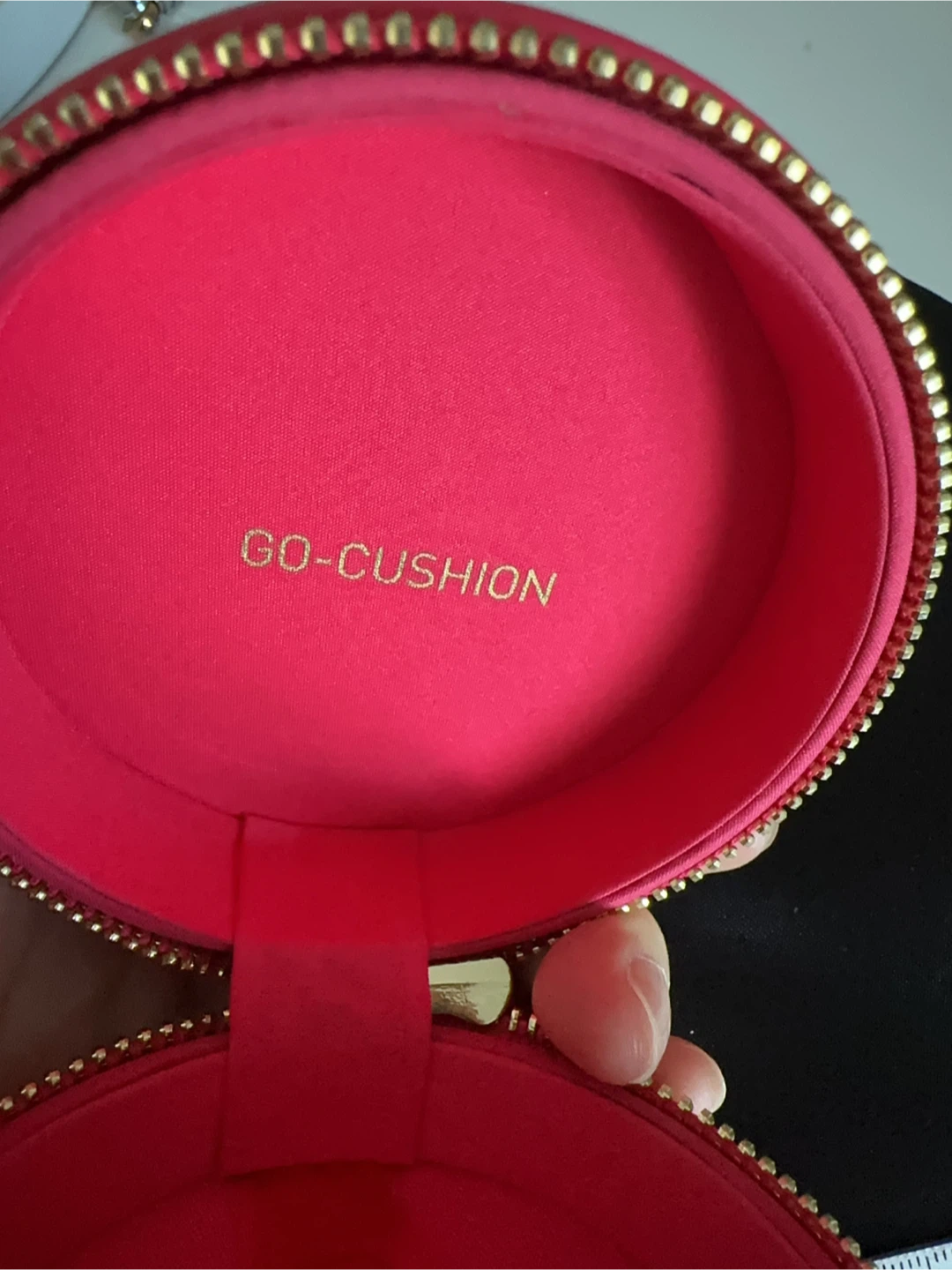 Valentino "V" Logo Pink "Go-Cushion" Round Cosmetic Case - photo 4