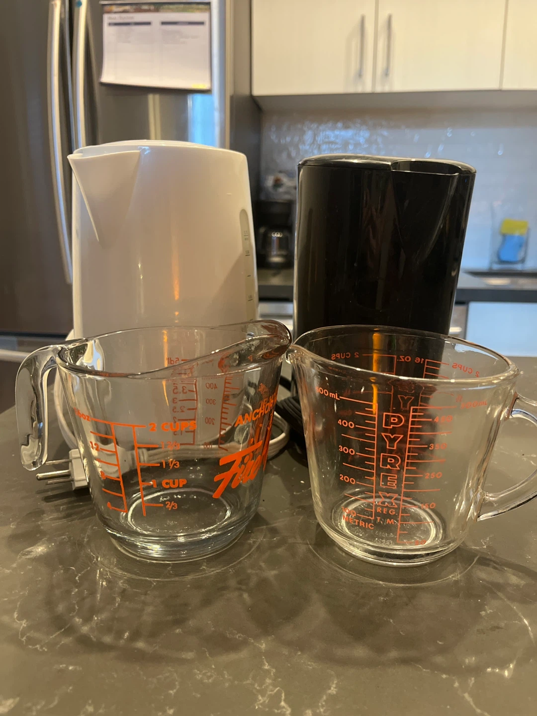 2 Kettles & 2 Glass Measuring Cups