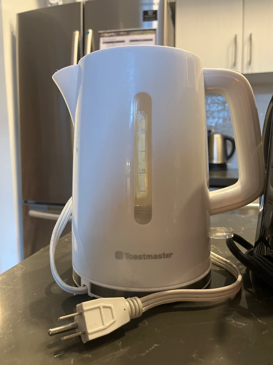 2 Kettles & 2 Glass Measuring Cups - photo 2