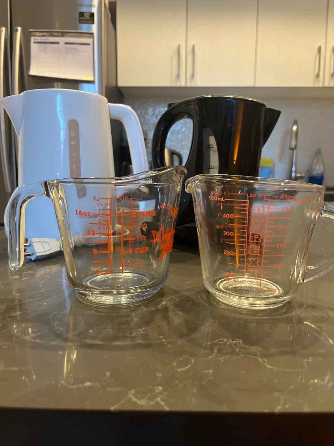 2 Kettles & 2 Glass Measuring Cups - photo 5