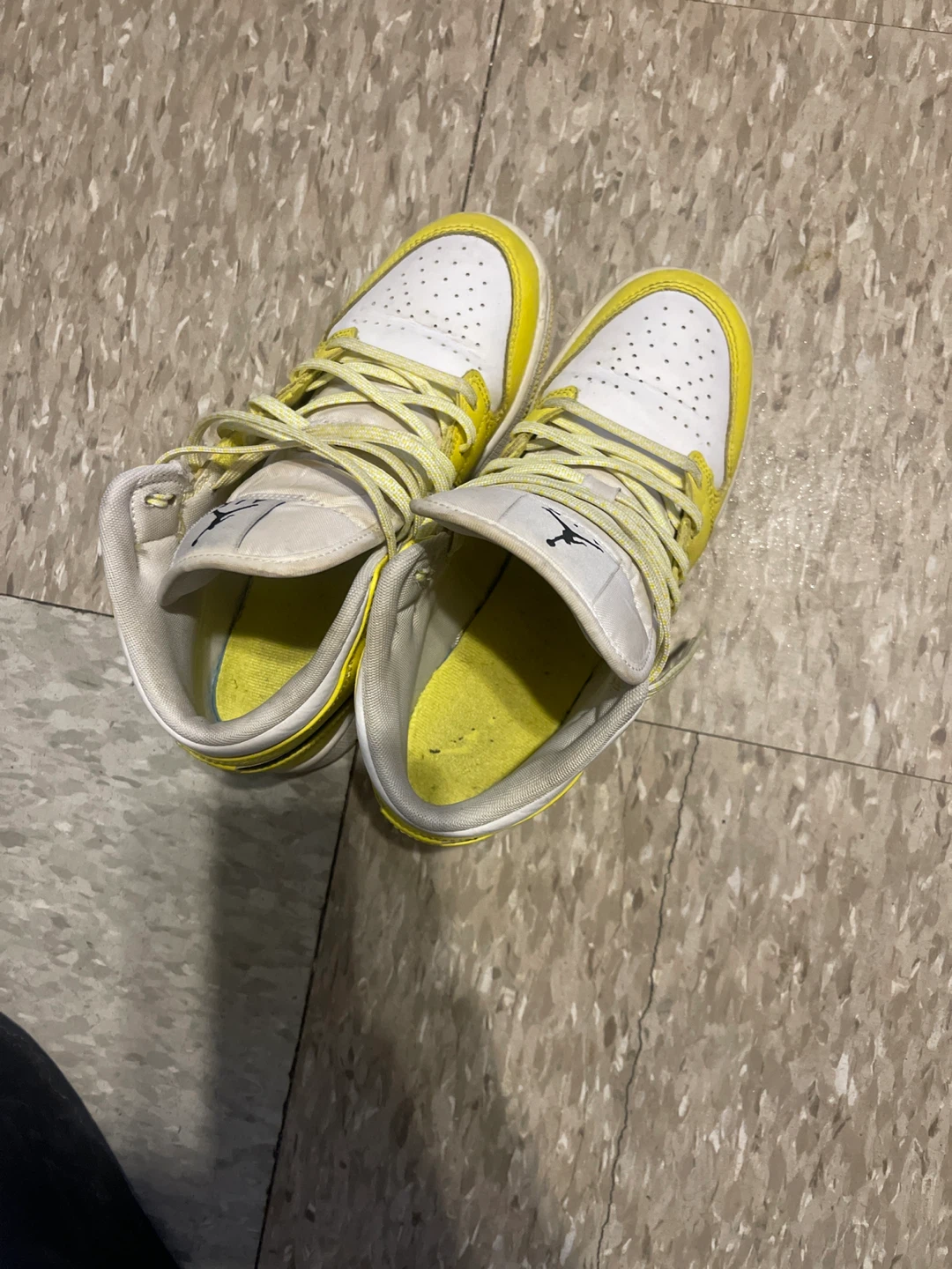 Air Jordan 1 Mid SE Yellow Roses Sneakers