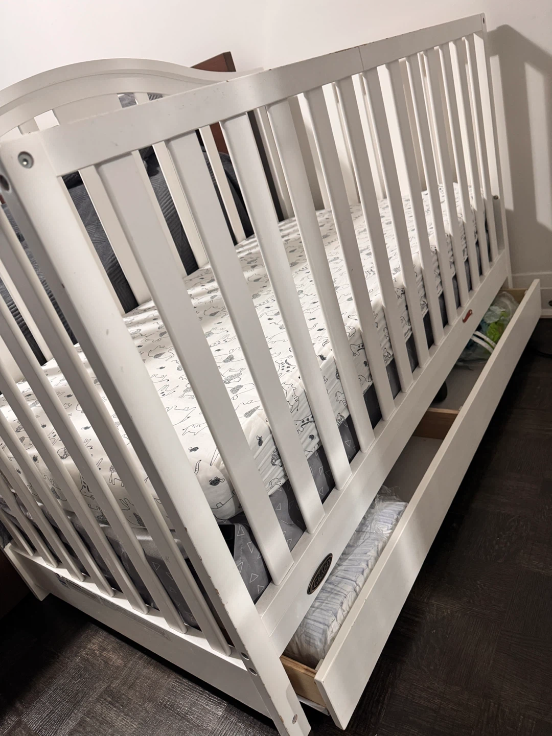 White Convertible Crib with Drawer - photo 3