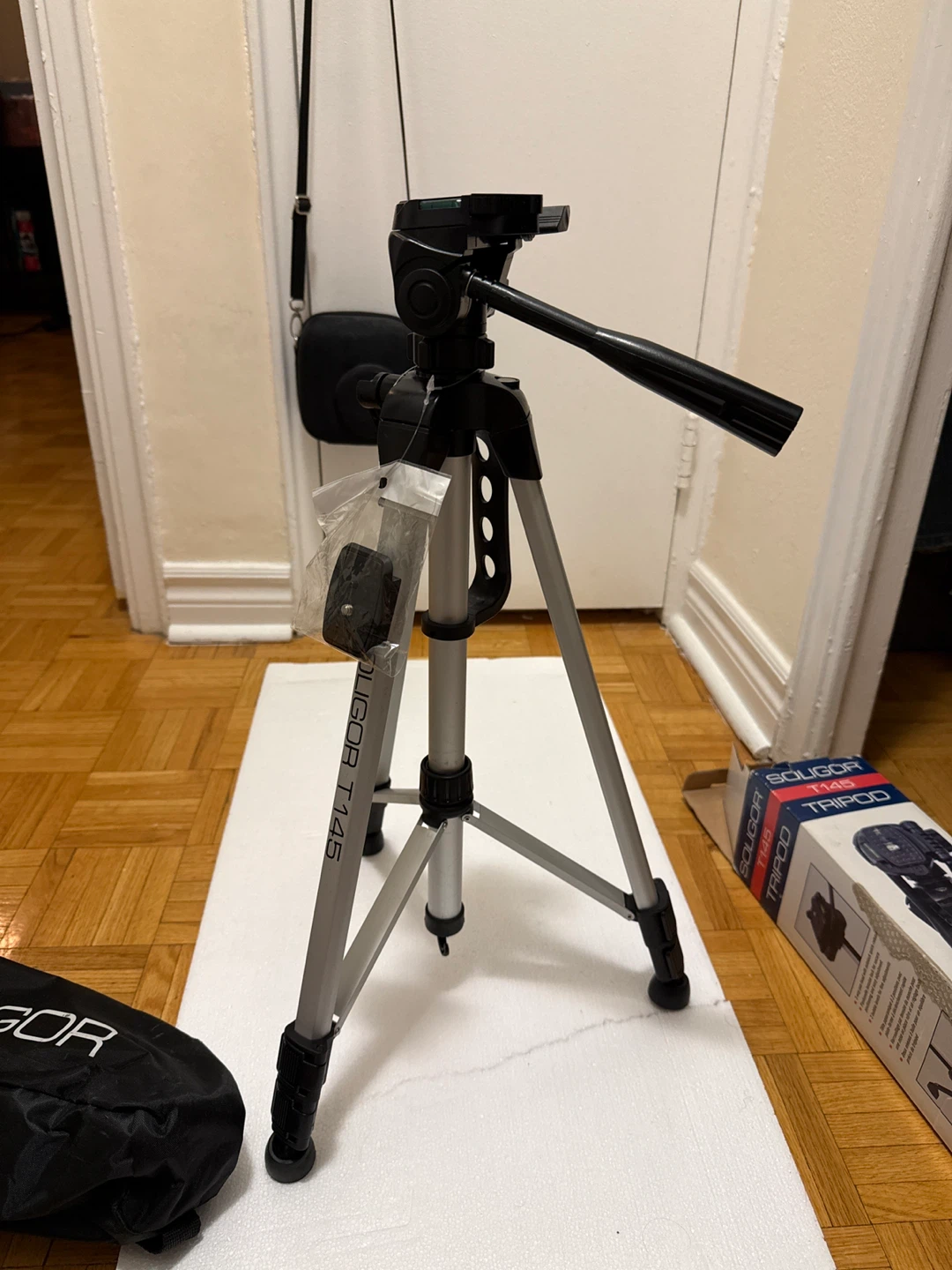 Soligor T145 Tripod with Carrying Case - photo 4