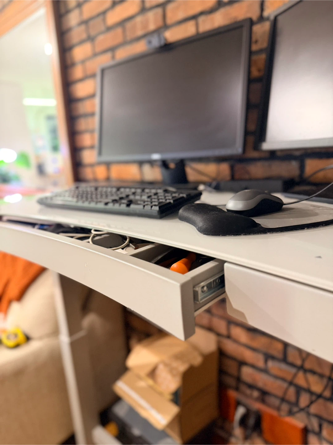 Tresanti Geller 47" Adjustable Height Standing Desk - White - photo 5
