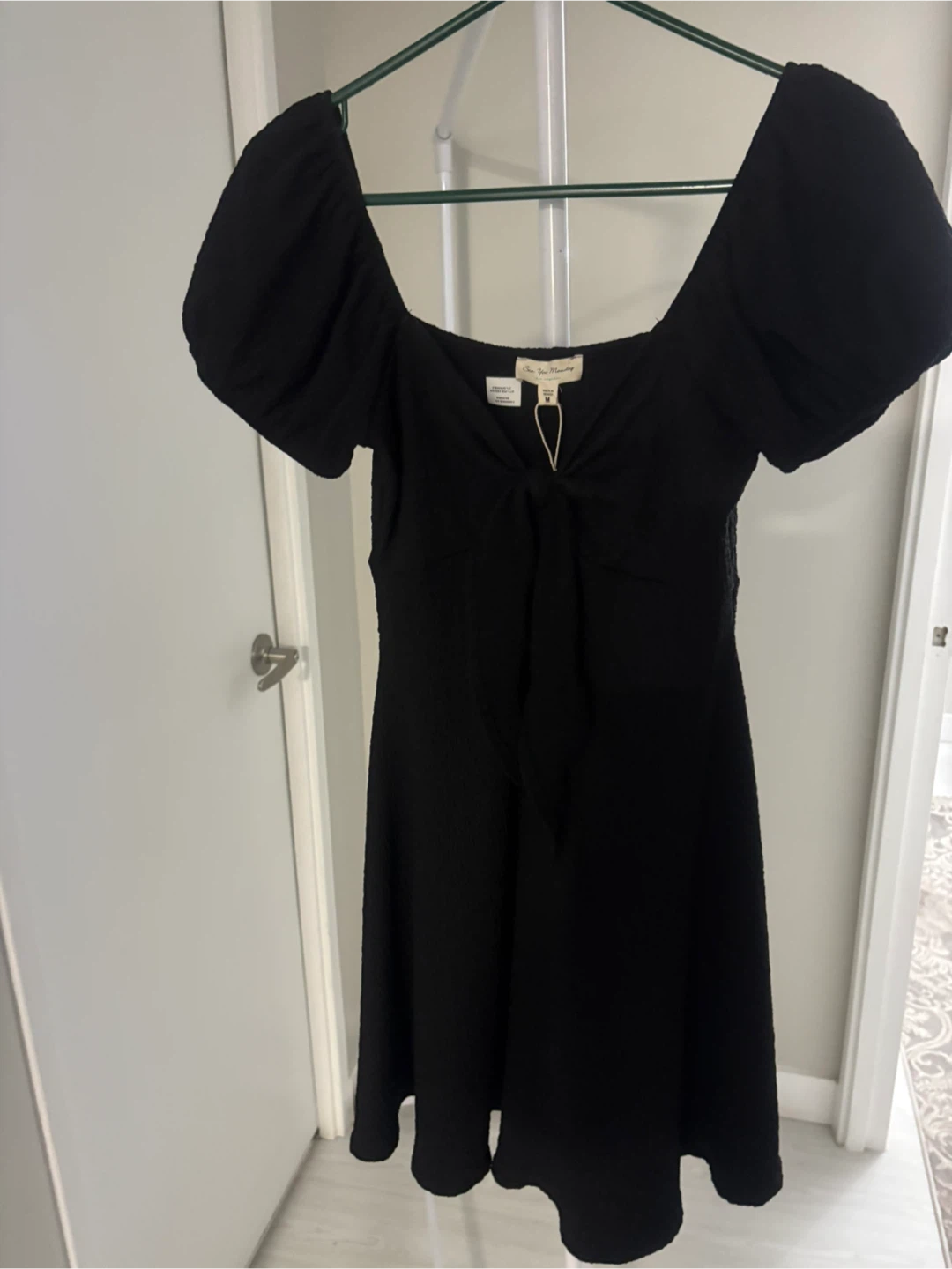 Robe noire "See You Monday" style "puff sleeves"