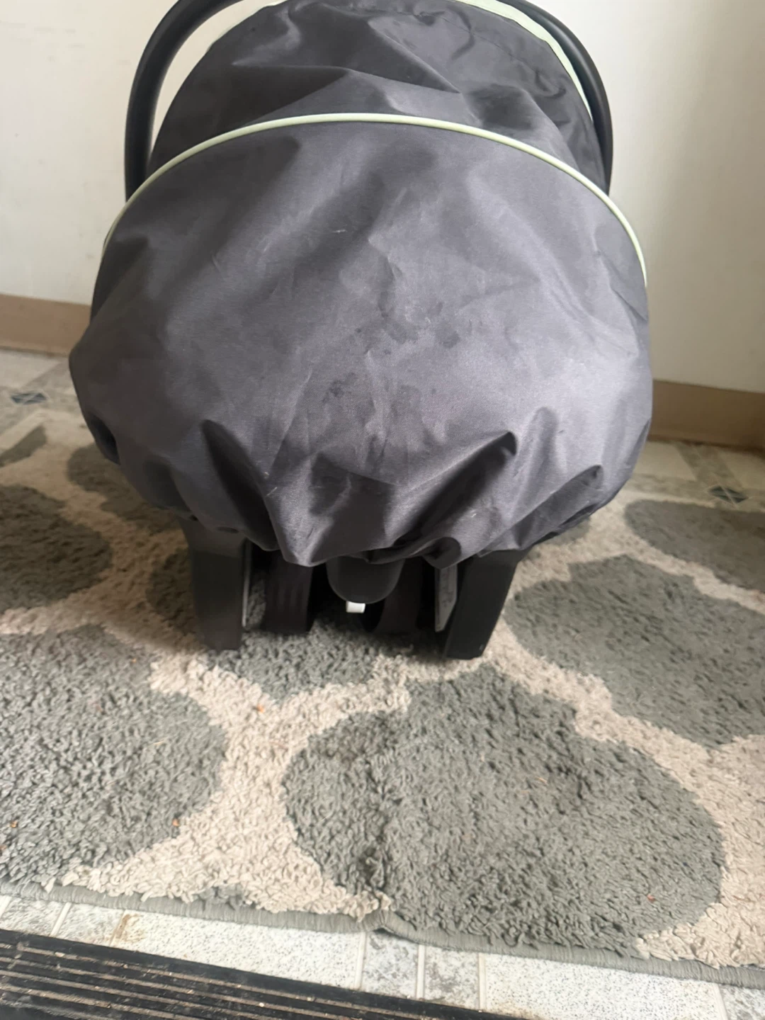 Graco Infant Car Seat with Canopy - photo 3
