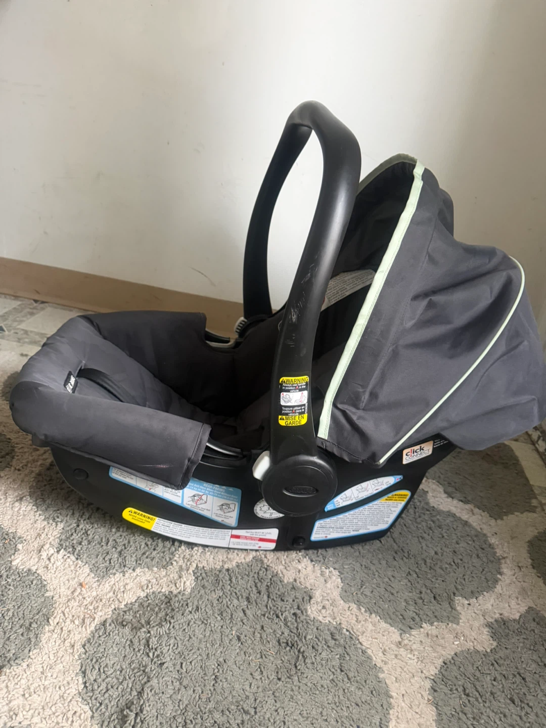 Graco Infant Car Seat with Canopy - photo 2