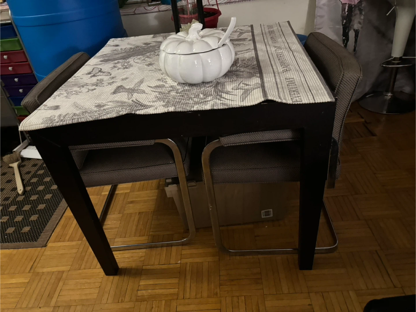 Adjustable dinning table-can fit 6 chairs