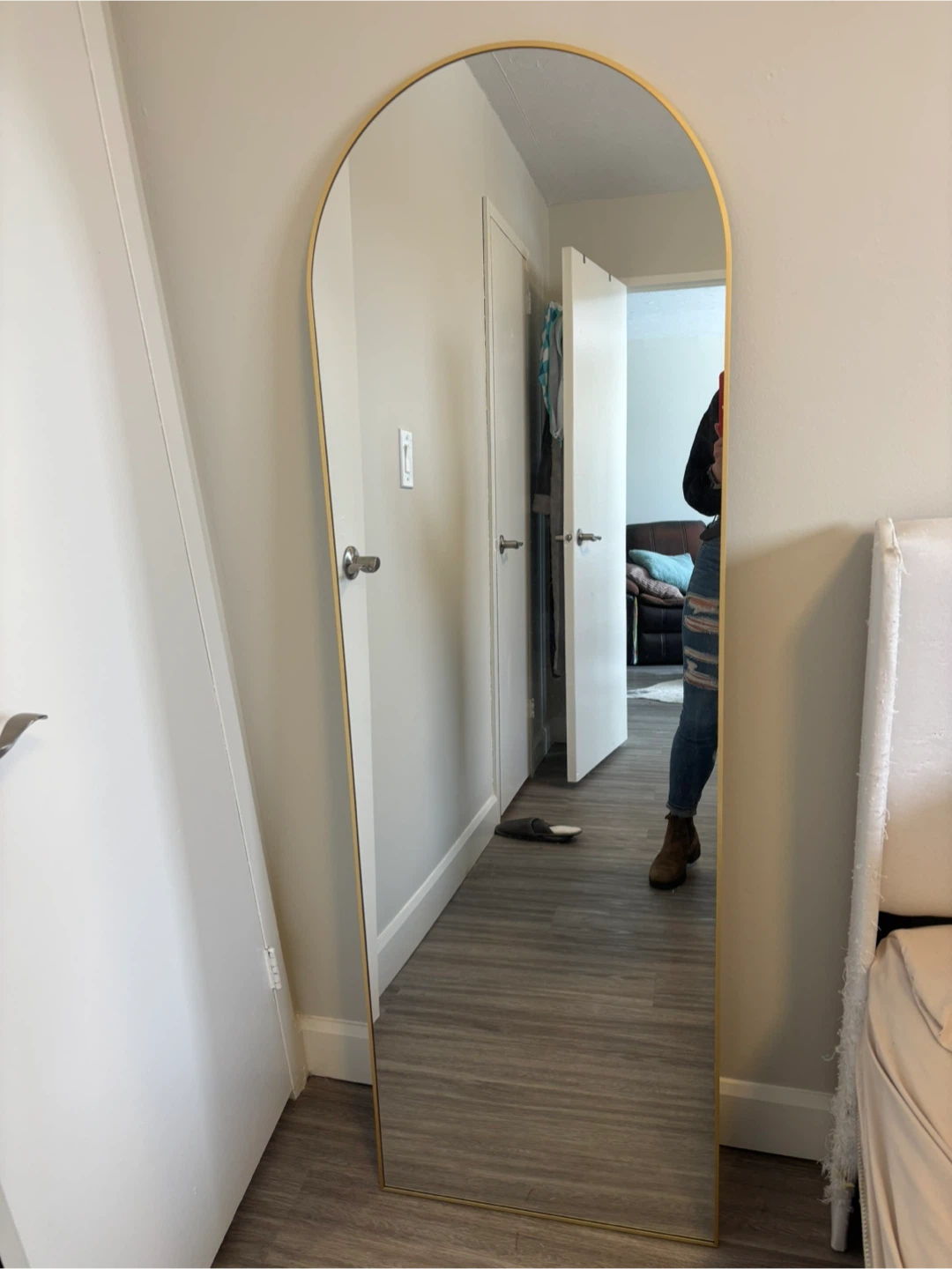 Stand-up body mirror